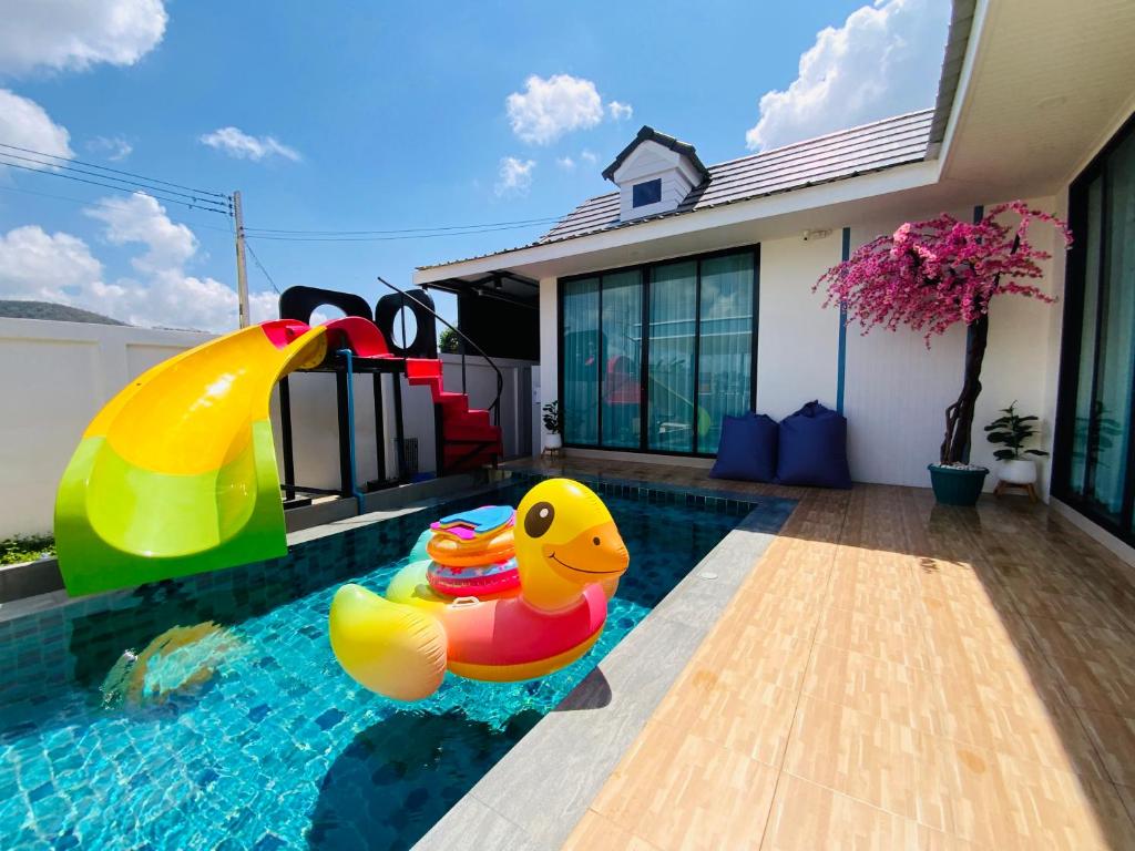Bazén v ubytování Patteera Pool Villa Sattahip nebo v jeho okolí