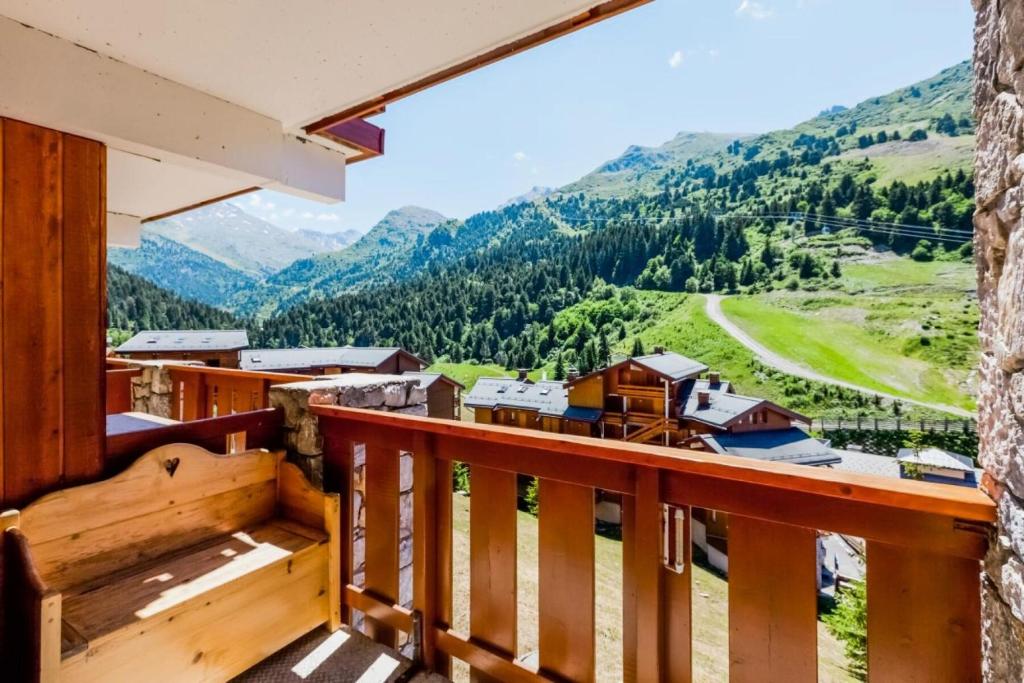 un balcon avec vue sur les montagnes dans l'établissement Résidence Les Sentiers du Tueda - maeva Home - 2 Pièces 6 Personnes Prestige MAE-2427, à Les Allues