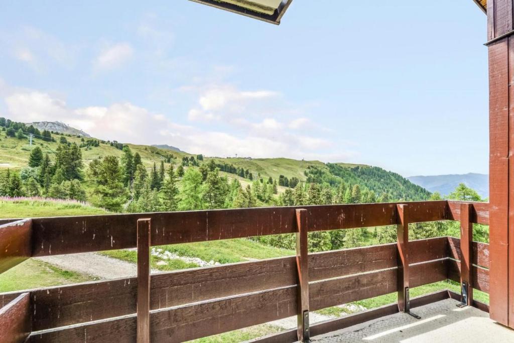 un balcon avec vue sur une montagne dans l'établissement Résidence Le Quartz - maeva Home - 2 Pièces 4 Personnes Sélection MAE-3890, à La Plagne Tarentaise