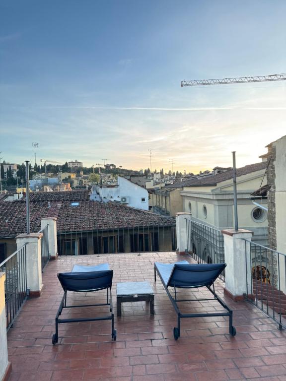 - un balcon avec deux bancs et une vue sur la ville dans l'établissement Suite over the top, à Florence