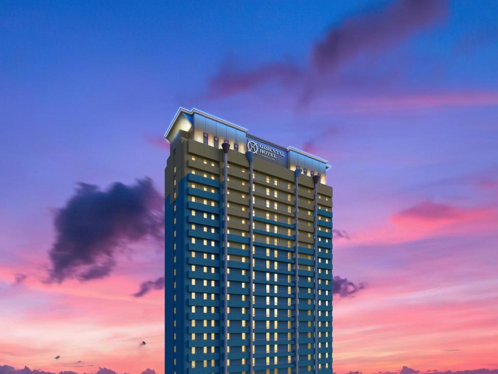 大阪ORIENTAL HOTEL UNIVERSAL CITY的一座高楼，楼顶有标志
