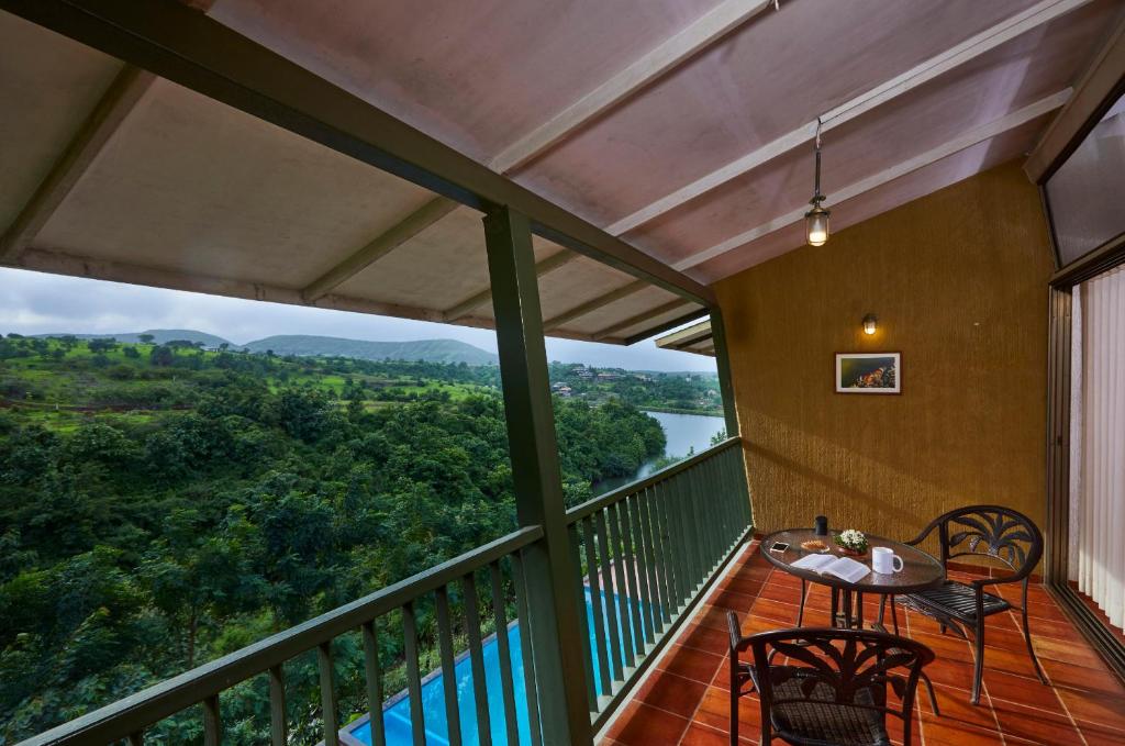 Balkón nebo terasa v ubytování Grape County Eco Resort & Spa, Nashik