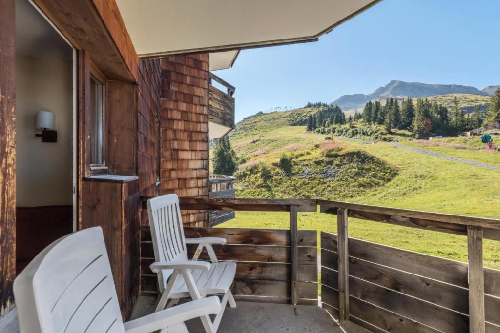 d'un balcon avec deux chaises et une vue sur la montagne. dans l'établissement Résidence Sépia - maeva Home - Appartement 2 pièces 5 personnes Sélection MAE-1966, à Morzine