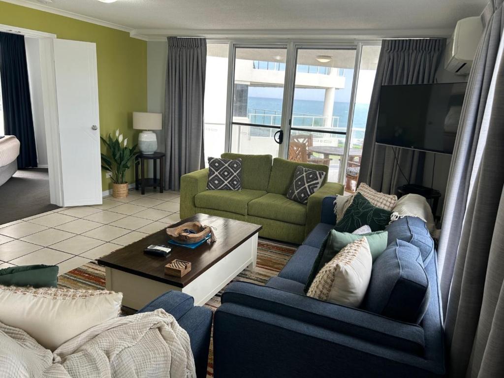 Posezení v ubytování Luxury Ocean Front Apartment at the Bargara Blue Resort