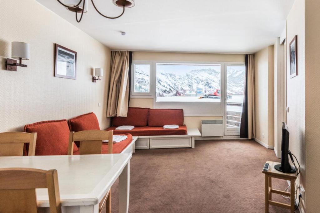 un salon avec un canapé et une fenêtre dans l'établissement Résidence Sépia - maeva Home - Appartement 2 pièces 5 pers Sélection MAE-5530, à Morzine