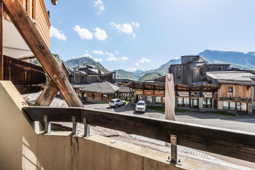 - un balcon offrant une vue sur une ville avec des montagnes dans l'établissement Résidence Le Douchka - maeva Home - Appartement 2 pièces 5 personnes Confort MAE-6972, à Morzine