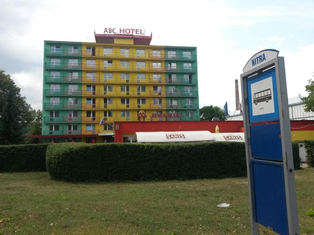 una máquina de venta de entradas frente a un hotel con un edificio en ABC Hotel Nitra, en Nitra