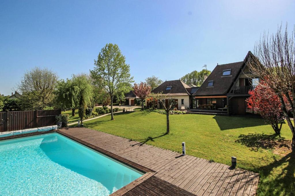 a backyard with a swimming pool and a house at Gîte de France Bayat 4 épis - Gîte de France 5 personnes 354 in Varetz