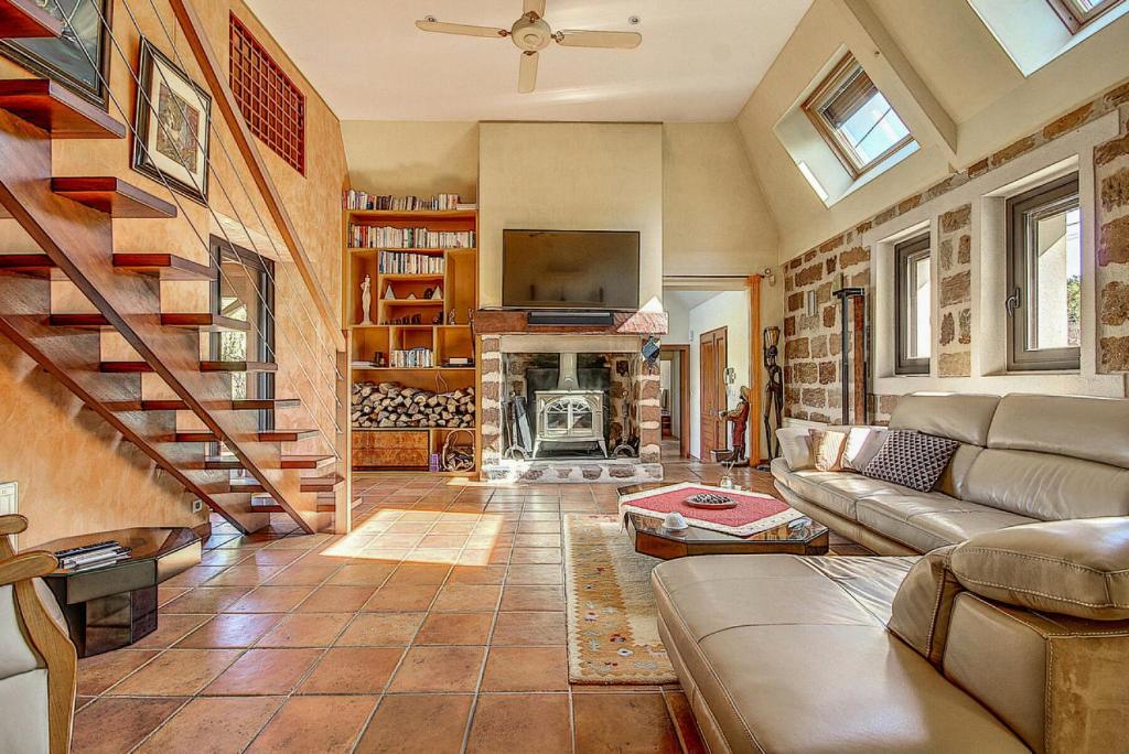 a living room with a couch and a fireplace at Gîte de France Bayat 4 épis - Gîte de France 5 personnes 354 in Varetz