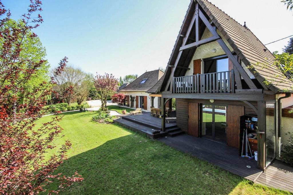 a house with a gambrel roof and a yard at Gîte de France Bayat 4 épis - Gîte de France 5 personnes 354 in Varetz