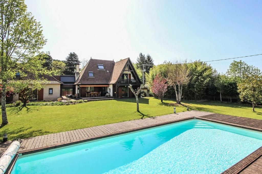 a house with a swimming pool in front of a yard at Gîte de France Bayat 4 épis - Gîte de France 5 personnes 354 in Varetz