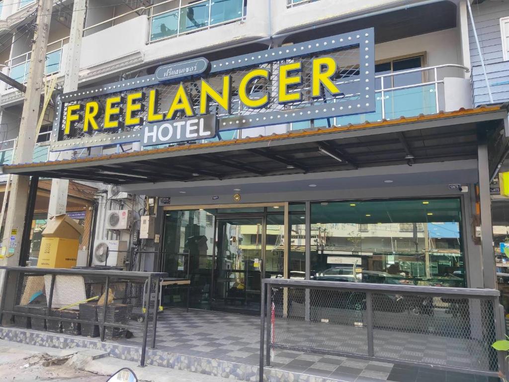 パタヤ・セントラルにあるThe Freelancer Hotelのフリーレイヤーホテルの看板がある建物