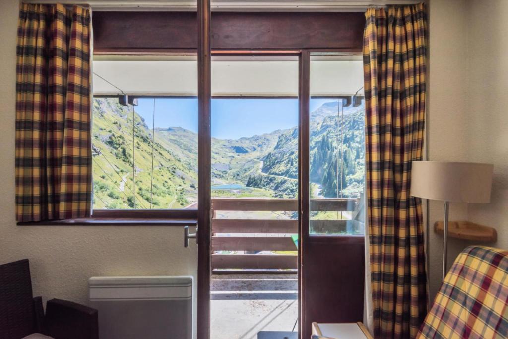 a room with a window with a view of a mountain at Résidence Le Cédrat - maeva Home - Appartement 2 Pièces 4 Personnes - Conf 17 in Avoriaz