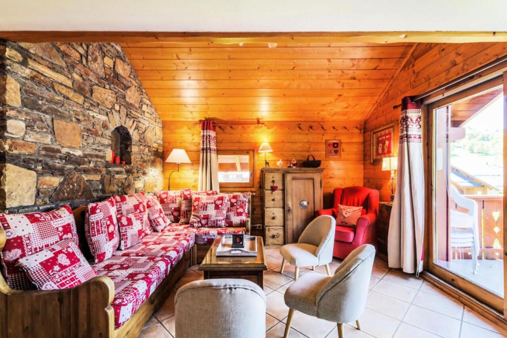 un salon avec un grand canapé et des chaises dans l'établissement Résidence Les Fermes de Méribel - maeva Home - Appartement 5 pièces 10 personnes Prestige MAE-1374, à Les Allues