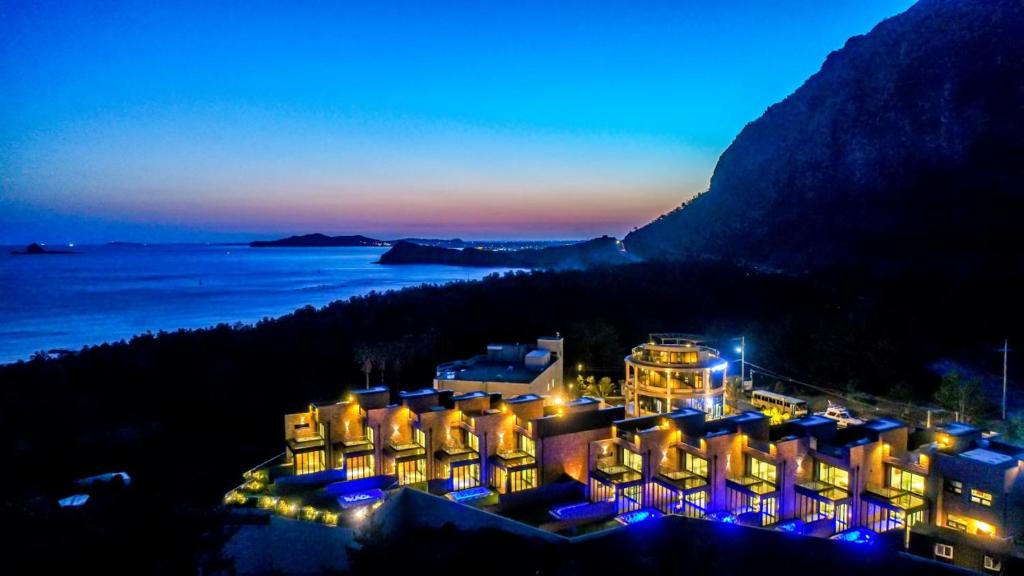 una vista aérea de un edificio por la noche en Ocean Brick Poolvilla, en Seogwipo