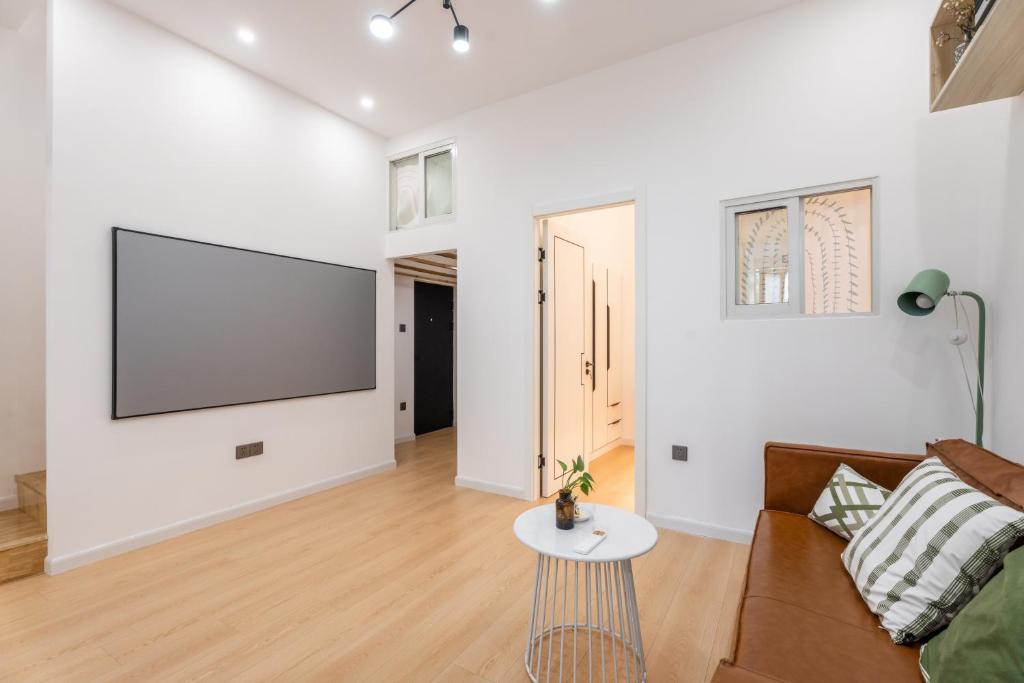 Afbeelding uit fotogalerij van Shanghai Hills&XING 1885 Family Homestay Near Line2 & Line12 West Nanjing Road in Shanghai