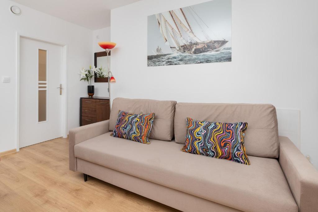 un divano con 2 cuscini in soggiorno di Apartment with 2 Bedroom & Balcony Gdańsk Near The Old Town by Renters a Danzica