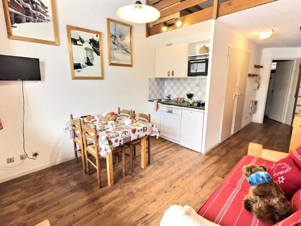 Kuchyňa alebo kuchynka v ubytovaní Résidence Le Chantelouve - Studio cabine avec mezzanine pour 5 personnes à Val d'Isère à 300m du centre du village et 450m des pistes MAE-1805