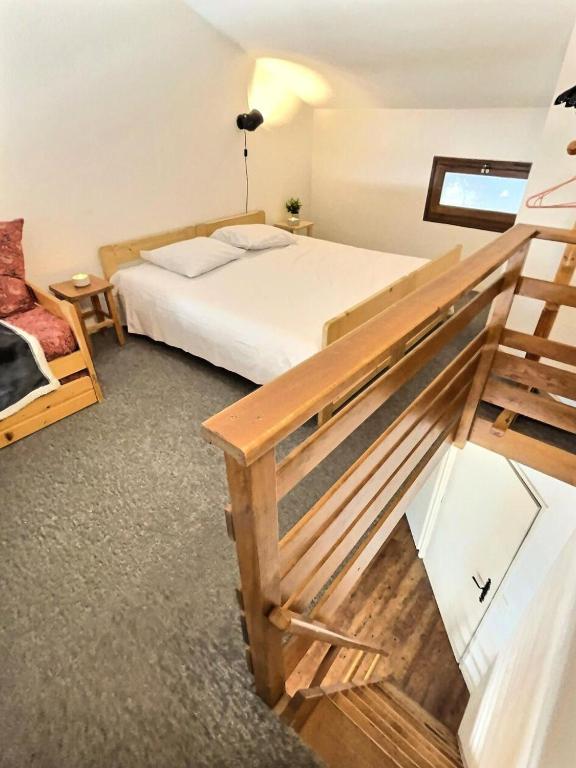 Posteľ alebo postele v izbe v ubytovaní Résidence Le Chantelouve - Studio cabine avec mezzanine pour 5 personnes à Val d'Isère à 300m du centre du village et 450m des pistes MAE-1805