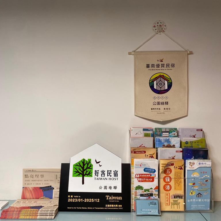 Park Oasis Tainan Villaに飾ってある許可証、賞状、看板またはその他の書類