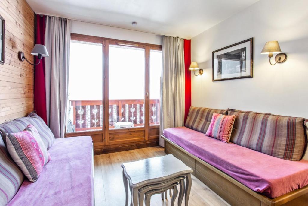 un salon avec un canapé et une table dans l'établissement Résidence L'Albane - maeva Home - Appartement 2 pièces 5 personnes Prestige MAE-5674, à Vars