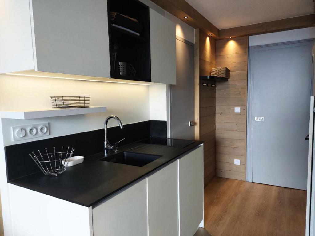 Kuchyňa alebo kuchynka v ubytovaní Résidence Tournavelles - Appartement 3 pièces en duplex pour 6 personnes, au pied des pistes et des commerces, proche de l'ESF et de la garderie dans le MAE-1870