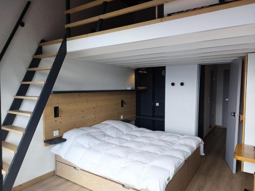 Posteľ alebo postele v izbe v ubytovaní Résidence Tournavelles - Appartement 3 pièces en duplex pour 6 personnes, au pied des pistes et des commerces, proche de l'ESF et de la garderie dans le MAE-1870
