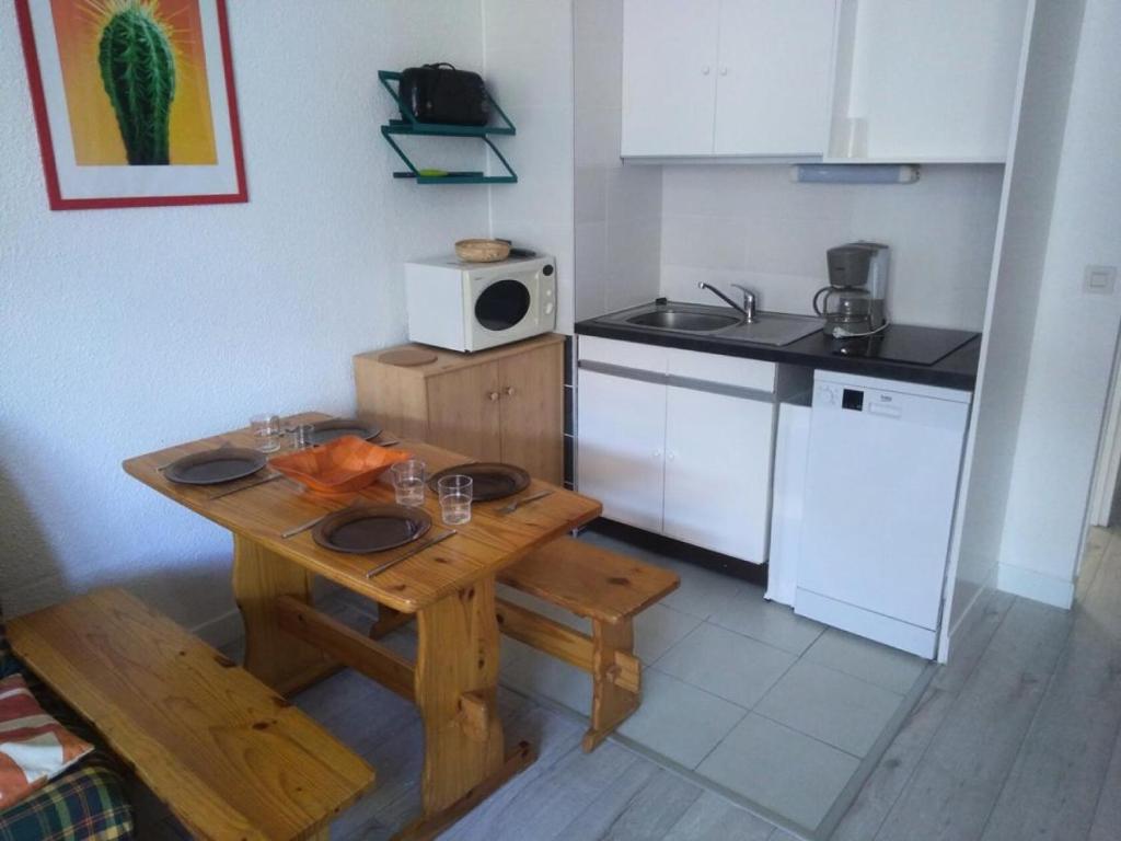 Кухня или мини-кухня в Résidence Rond-Point-pistes I - Studio pour 4 Personnes 154
