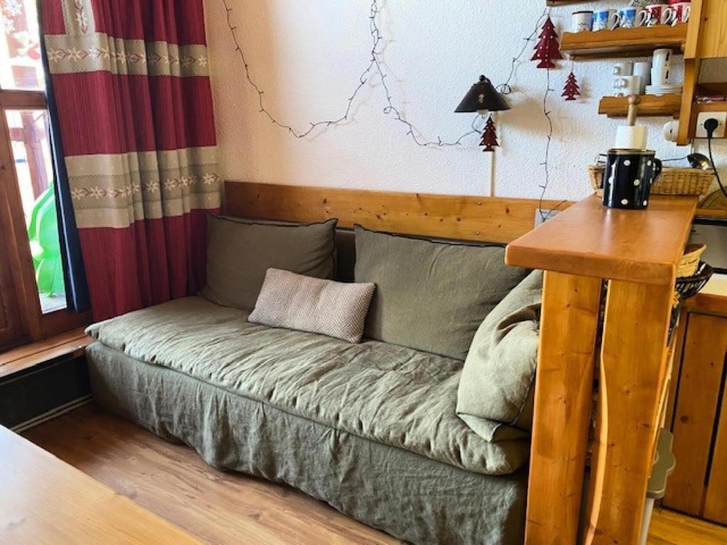 kanapę siedzącą w rogu pokoju w obiekcie Résidence Archeboc - Appartement de charme en duplex, équipé pour 6 personnes, proche des pistes dans le village de Charmettoger à Arc 1800 MAE-1887 w mieście Arc 1800