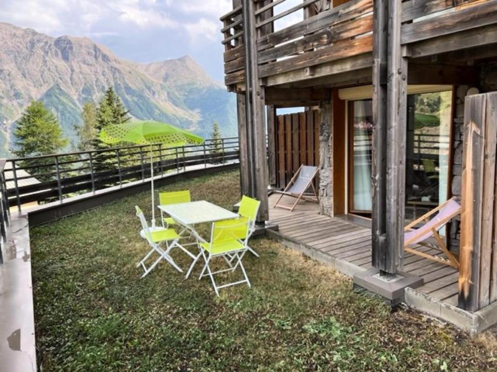 オルシエールにあるRésidence Les Cristallines - TROIS PIECES 6 PERS N°001 LES CRISTALINES AVEC TERRASSE et parking MAE-8114の家の玄関の椅子