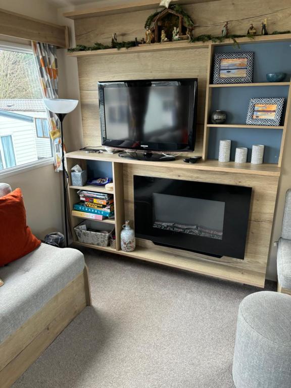 JUANI في Lytchett Minster: غرفة معيشة مع تلفزيون بشاشة مسطحة في مركز ترفيهي