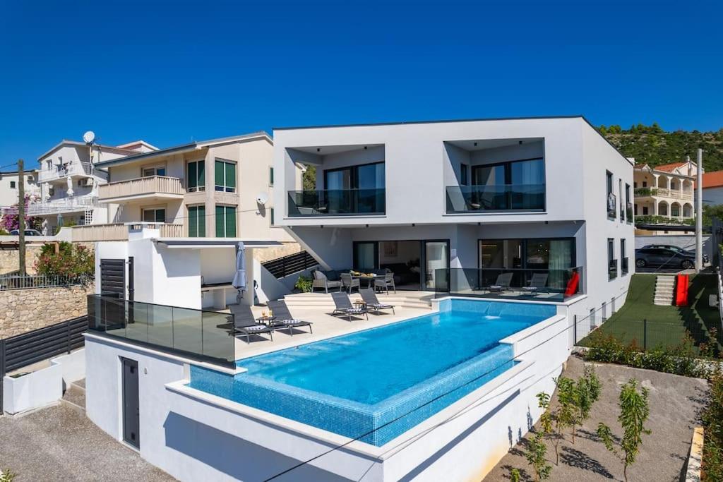 ein großes weißes Haus mit einem Pool in der Unterkunft Villa Summer side by Istrialux in Marina