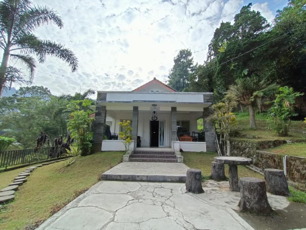 une petite maison au milieu d'un jardin dans l'établissement Villa Ashley by Surganya Villa, à Bogor