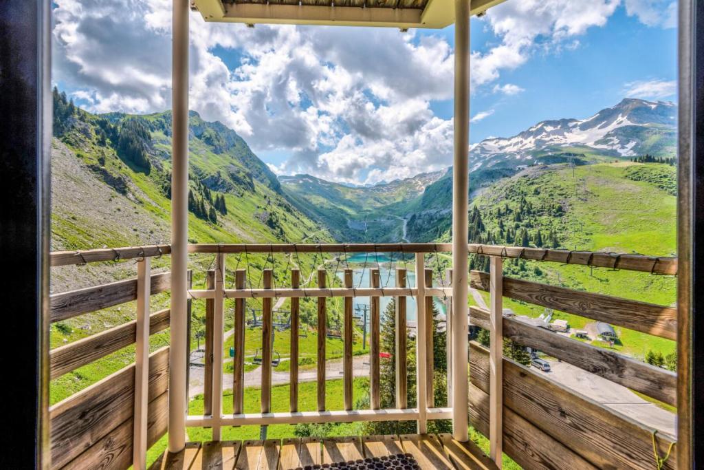 d'un balcon avec vue sur les montagnes et les vallées. dans l'établissement Résidence Les Ruches - maeva Home - Studio 3 Personnes - Confort - Bâtiment Vivace MAE-6759, à Avoriaz