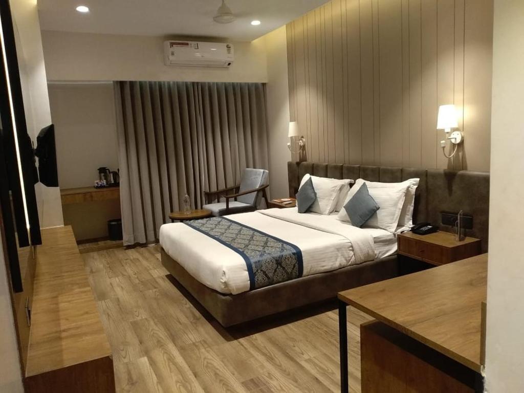 Postel nebo postele na pokoji v ubytování Pinnacle Grand Hotel