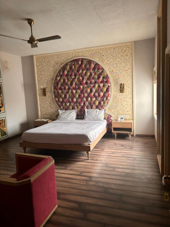 1 dormitorio con 1 cama grande y cabecero grande en Jaipur heritage Room en Jaipur