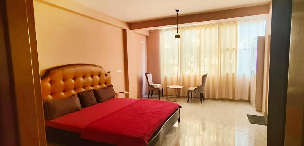 a bedroom with a bed and a table and chairs at Family Homes in - Dwarka sec 8 Near Yashobhoomi in New Delhi
