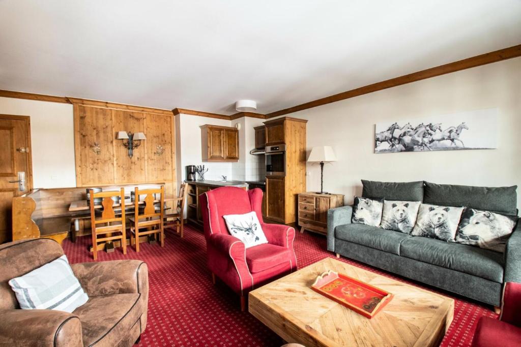 un salon avec un canapé et une table dans l'établissement Résidence Les Arcs 1950 Le Village - maeva Home - Appartement 3 Pièces 6 Personnes - Prestige MAE-2662, à Bourg-Saint-Maurice