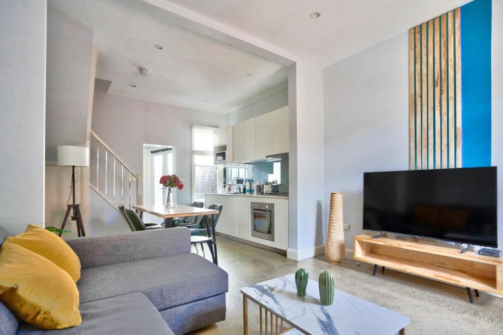 Charming 2 Bedroom House Surry Hills tesisinde bir oturma alanı