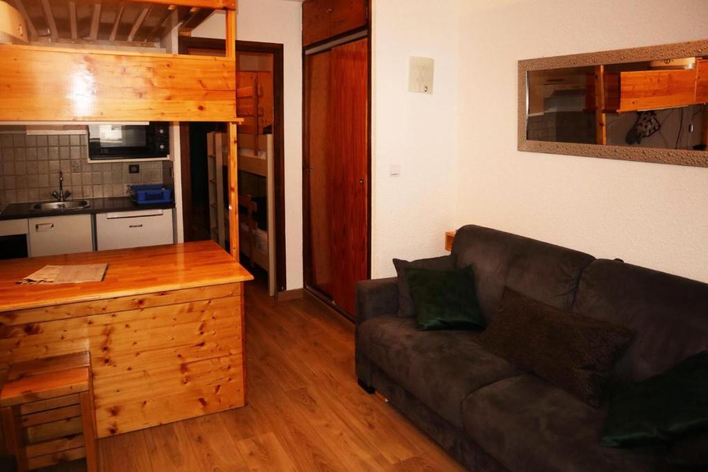 salon z kanapą i kuchnią w obiekcie Résidence Le Cairn - Coquet studio 4 personnes MAE-3814 w mieście Le Mélézet