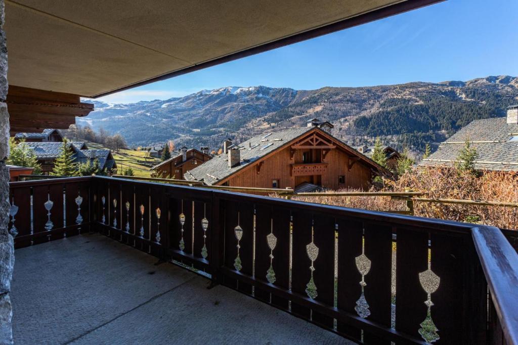 un balcon avec vue sur une montagne dans l'établissement Résidence Les Fermes de Méribel - maeva Home - Appartement 2 Pièces 4 Personnes - Sélection MAE-4817, à Les Allues