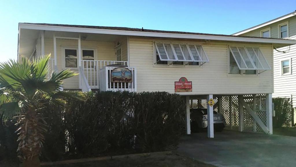 una casa con un cartel delante de ella en Terrapin Cove in Cherry Grove, en Myrtle Beach