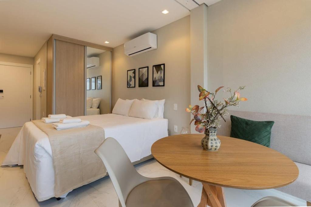 een hotelkamer met een bed en een tafel bij B Homy Paraíso - Studio espaçoso c design AHZ1004 in Sao Paulo