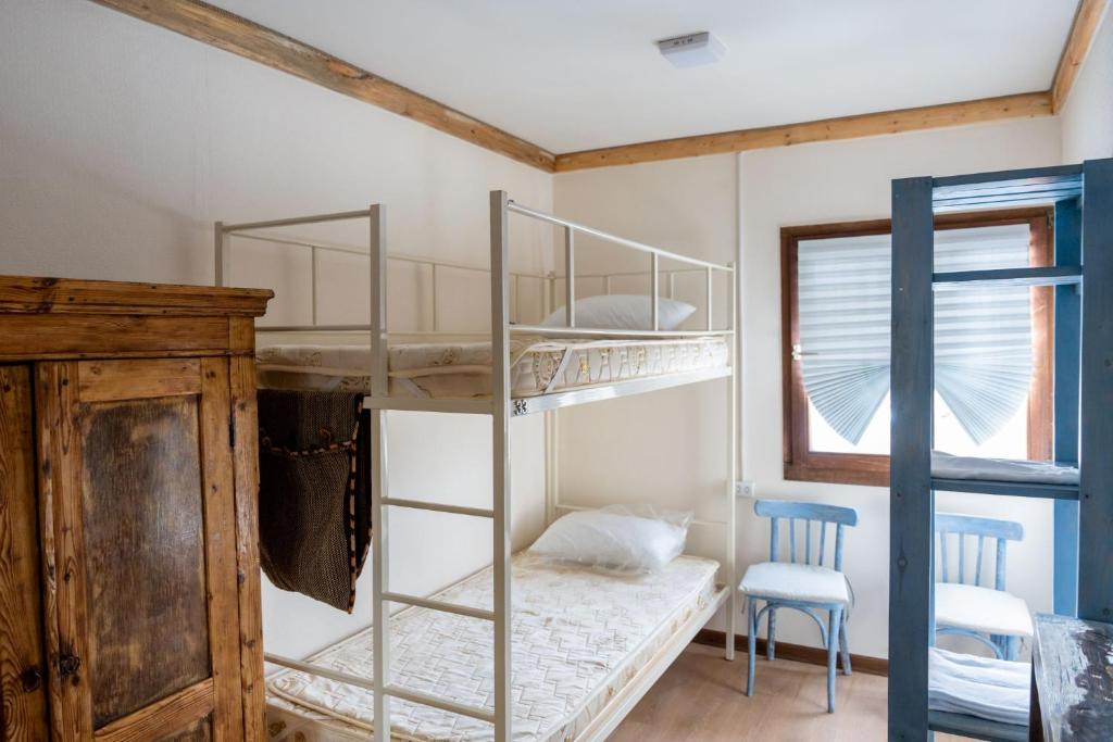 Poschodová posteľ alebo postele v izbe v ubytovaní Akut Hotel