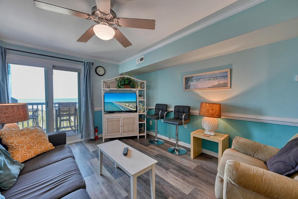 TV a/nebo společenská místnost v ubytování Ocean front Condo in Cherry Grove at A Summer Place Unit A7