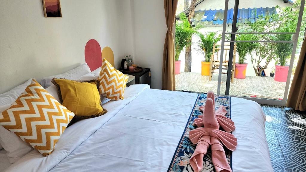 Postel nebo postele na pokoji v ubytování Easy Life Koh Chang