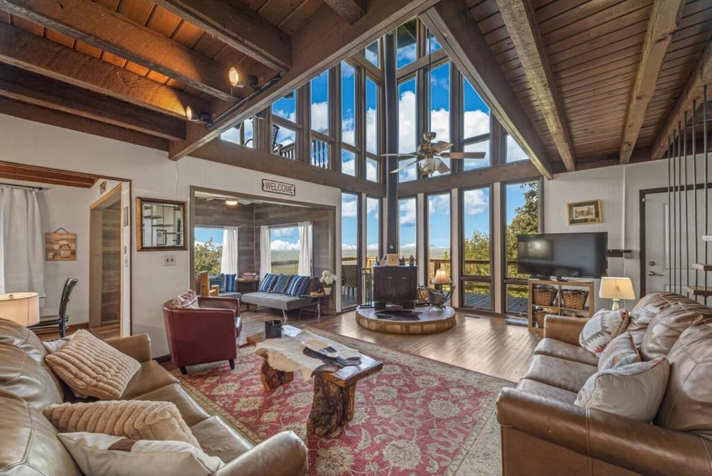 A seating area at Luxury in the Mountains Ruby's Roost Home & Loft