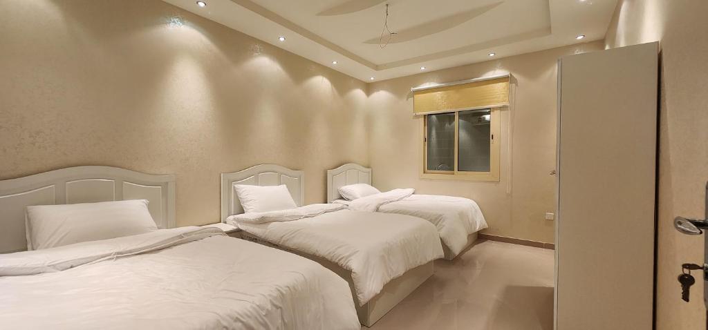 En eller flere senge i et værelse på شقة بثلاث غرف نوم وصالة