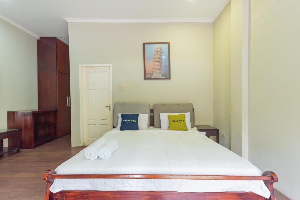 Postel nebo postele na pokoji v ubytování Urbanview Resort Botol Cisarua Puncak Bogor