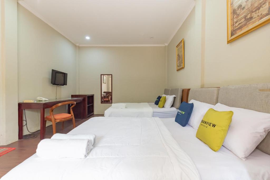 Postel nebo postele na pokoji v ubytování Urbanview Resort Botol Cisarua Puncak Bogor